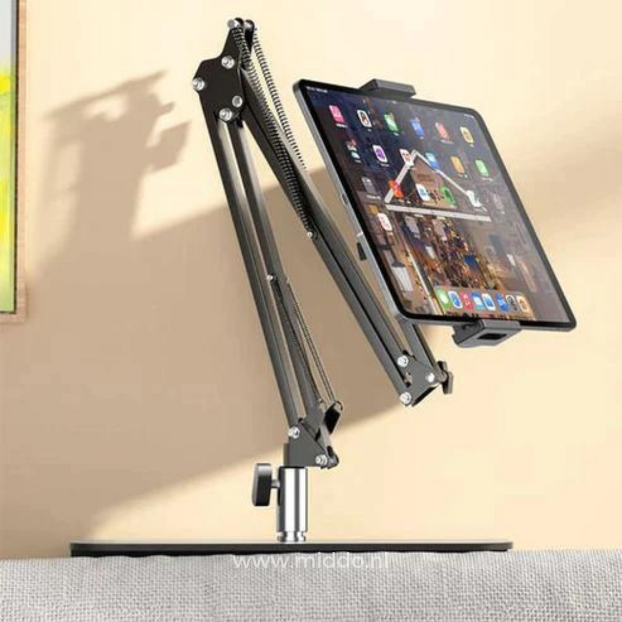 FlexArm met tablet bevestigd aan een bureau, perfect voor comfortabel gebruik