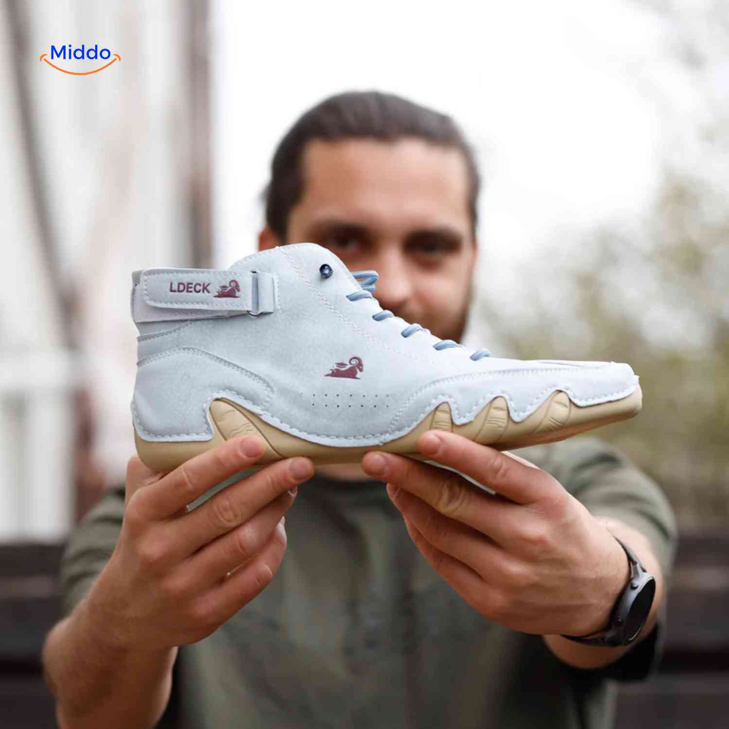 Flexura Schoenen lichtblauw leren herenschoenen man houdt www.middo.nl