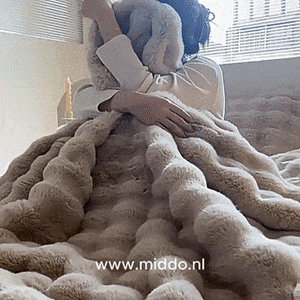 Gezellige vrouw met zachte fluffy deken