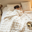 Persoon slaapt onder Fluffy Toscaanse winterdeken in beige slaapkamer