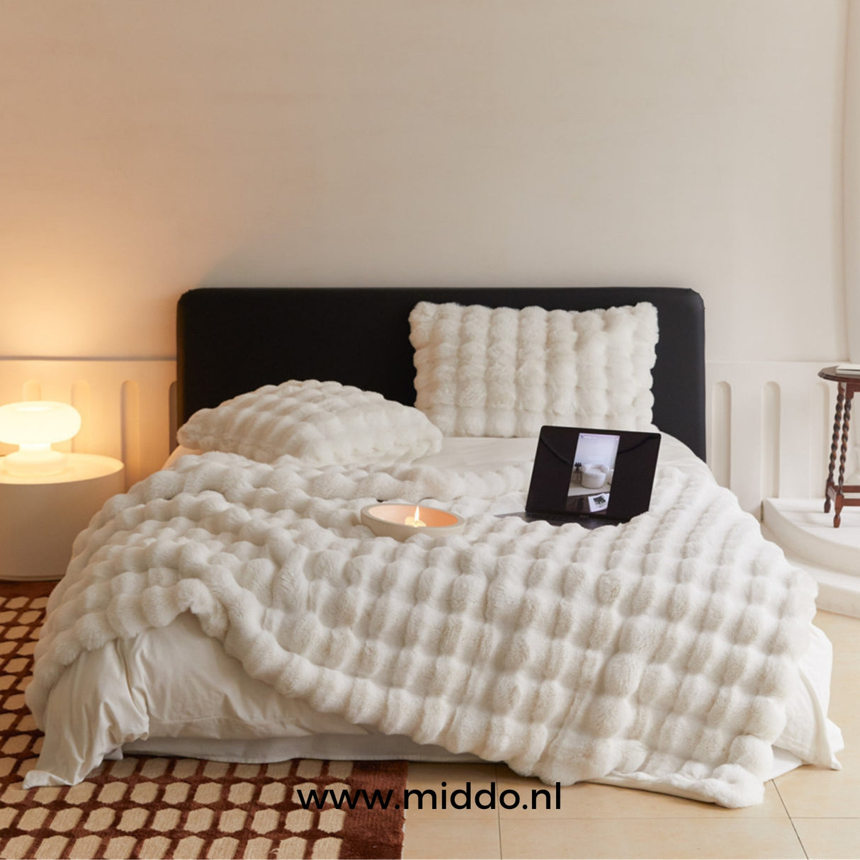Witte Fluffy Toscaanse winterdeken op bed met tablet en kussen