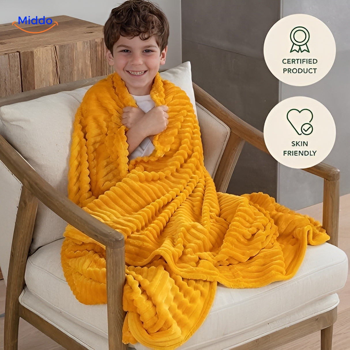 Jongen geniet van het Fluwelen Fleece Kleed van Middo.nl