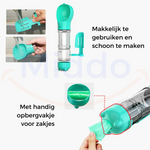 Turquoise FurryFeeder wordt schoongemaakt met water