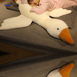 Goosy Kussen knuffel gans met vleugels en grote voeten www.middo.nl