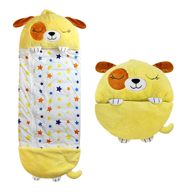 Knuffelslaapzak in puppydesign voor kinderen op witte achtergrond