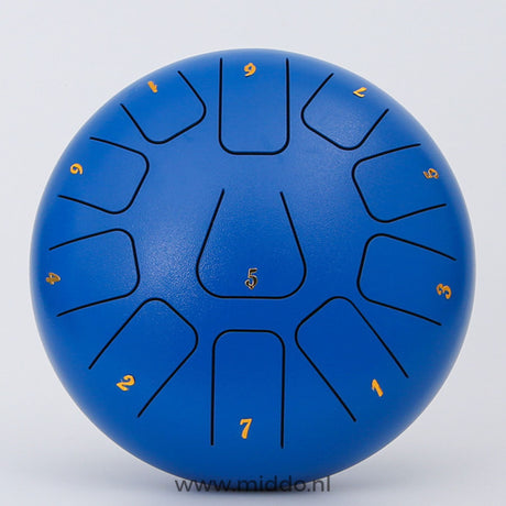 Blauwe steel tongue drum van 20 cm met cijfers op een witte achtergrond