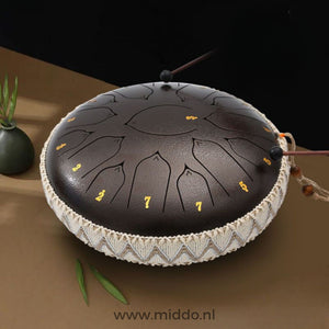Handen bespelen een bronzen Harmonii KlankOase Steel Tongue Drum met mallets