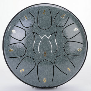 Groene steel tongue drum van 15 cm met cijfers op een witte achtergrond