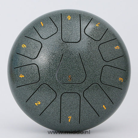Groene steel tongue drum met cijfers op een witte achtergrond