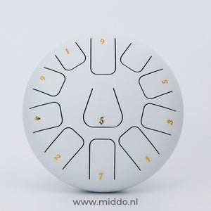 Witte steel tongue drum met cijfers op een witte achtergrond