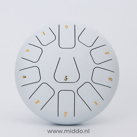 Witte steel tongue drum met cijfers op een witte achtergrond