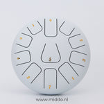 Witte steel tongue drum met cijfers op een witte achtergrond