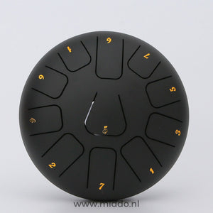 Zwarte steel tongue drum van 20 cm met cijfers op een witte achtergrond