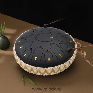 Handen bespelen een zwarte Harmonii KlankOase Steel Tongue Drum met mallets