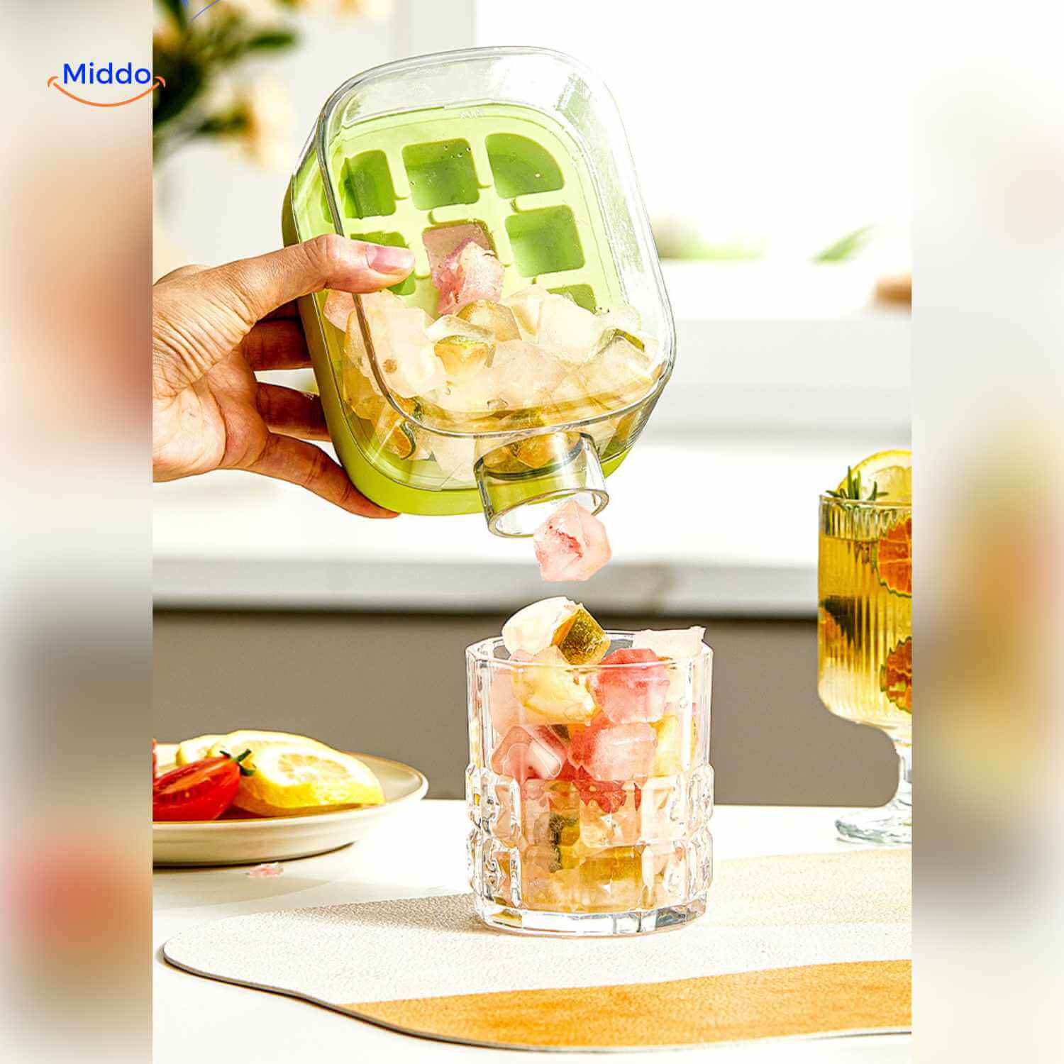 IceNova Flesbeker groen uitgieten van fruitijsblokjes in glas www.middo.nl