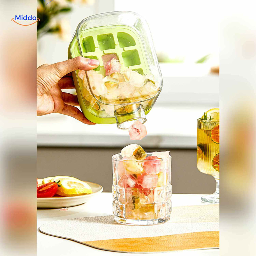 IceNova Flesbeker groen uitgieten van fruitijsblokjes in glas www.middo.nl