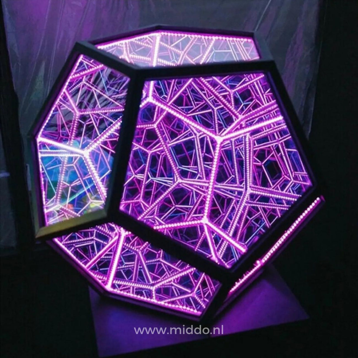 Infinity Light met paarse verlichting op een donkere achtergrond.