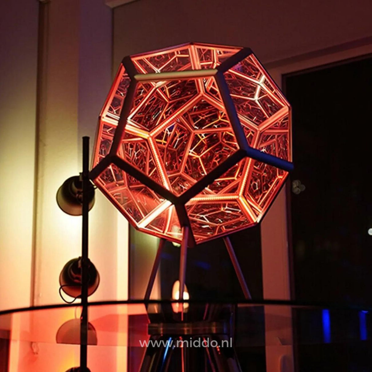 Infinity Light met rode verlichting op een standaard.