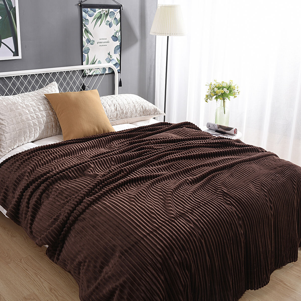 Bruine fluwelen fleece deken op een opgemaakt bed