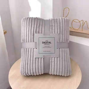 Grijze fluwelen fleece deken verpakt met grijze band