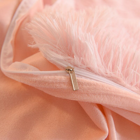 Foto van de witte rits van de roze fluffy fleece kussensloop.
