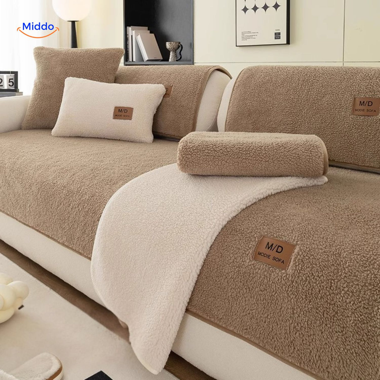 LuxeLamb Sofa Kussens beige stof met witte dekens www.middo.nl