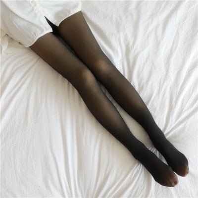 Zwarte panty met gesloten tenen, liggend op bed.