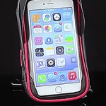 MotoGrip Houder smartphone hoesje met smartphone in zwarte achtergrond