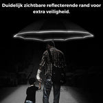 Man met kind onder een paraplu met reflecterende rand voor extra veiligheid