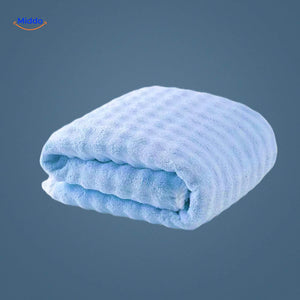 PineappleGrid Badhanddoek lichte blauwe hobbelige handdoek www.middo.nl