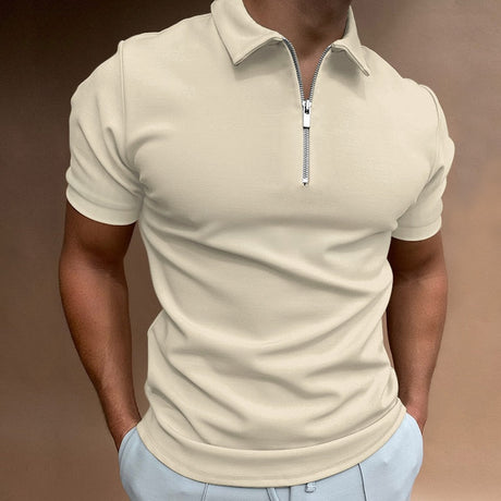 Man in beige polo met ritssluiting en comfortabele pasvorm.
