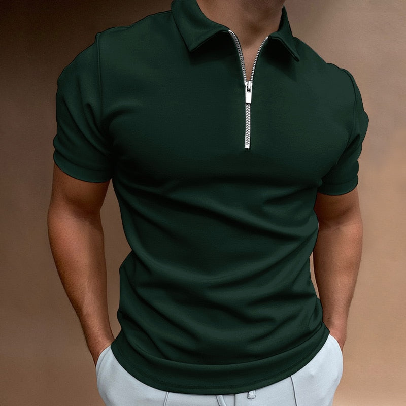 Man in groene polo met ritssluiting en uitstekende pasvorm.
