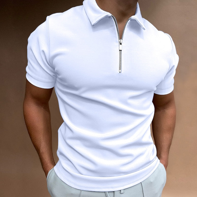 Man in witte polo met ritssluiting en comfortabele pasvorm