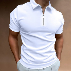 Man in witte polo met ritssluiting en comfortabele pasvorm