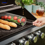 Handen houden RollingGrill™ mand gevuld met groenten vast.
