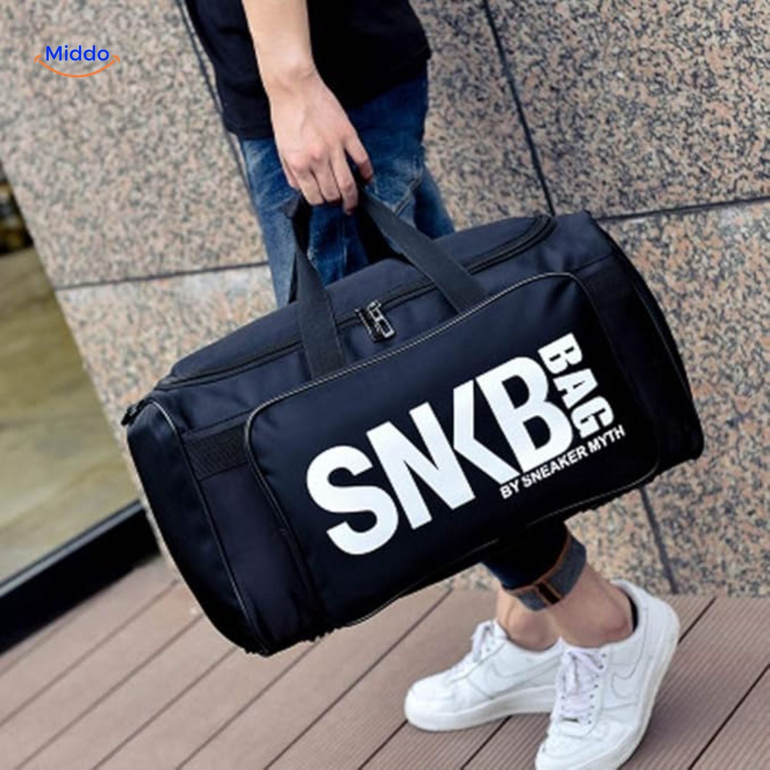 SNKRPro Tas gebruiker met bag buiten op straten www.middo.nl