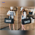 SNKRPro Tas gebruiker met witte tas in handschoenen www.middo.nl