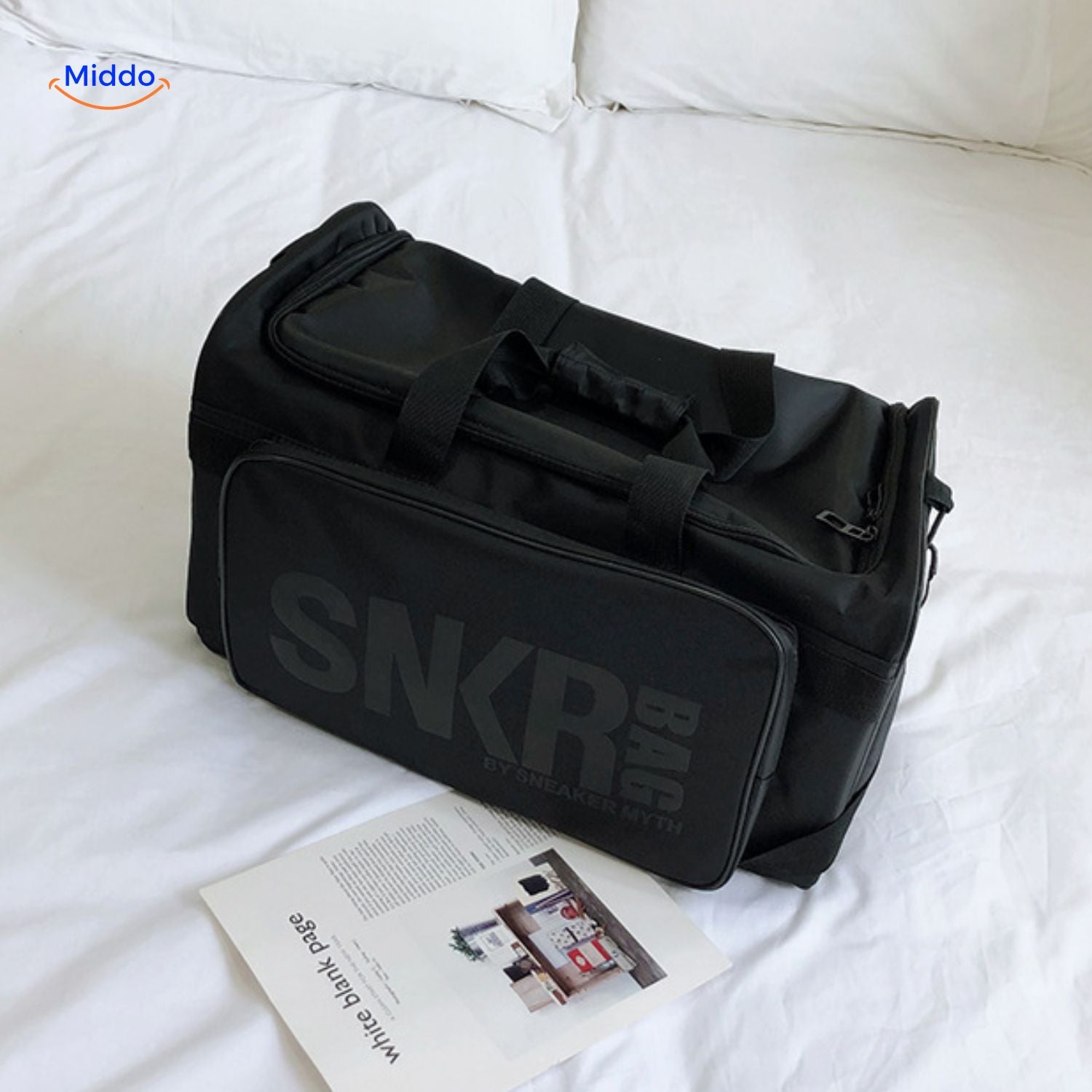 SNKRPro Tas zwart met witte tekst en gedrukte pagina www.middo.nl
