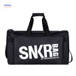 SNKRPro Tas zwart met witte tekst in hand www.middo.nl