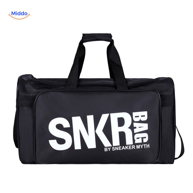 SNKRPro Tas zwart met witte tekst in hand www.middo.nl