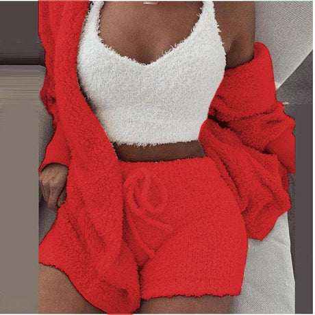 Vrouw in rode SheCutie 3-delige comfy set witte  top, shorts, en vest.