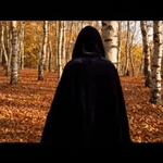 Spookora Cape zwarte mantel met capuchon in bos halloween sfeer www.middo.nl