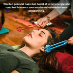 Voorbeeld hoe de stemvork naast het hoofd gebruikt kan worden voor healing