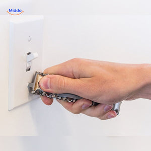 SurvivePro Multi Tool Armband hand gebruikt voor lichtschakelaar www.middo.nl