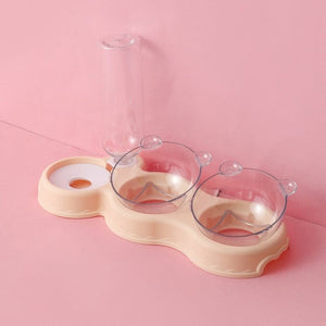Lege beige voederbak en waterfles op roze achtergrond.