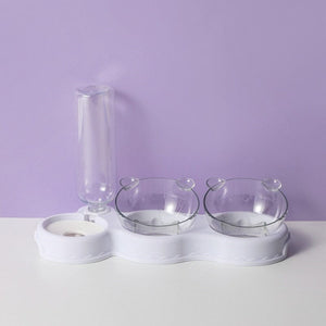 Witte voedertray met voerbakken en waterfles.