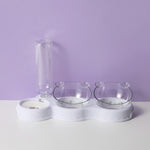 Witte voedertray met voerbakken en waterfles.