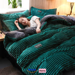 Vrouw slaapt in bed met donkergroen fleece dekbedovertrek.