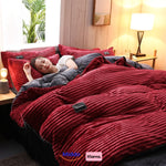 Vrouw slaapt in bed met rood fleece dekbedovertrek.
