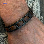 Woodforge Armband houten armband gedragen door man www.middo.nl